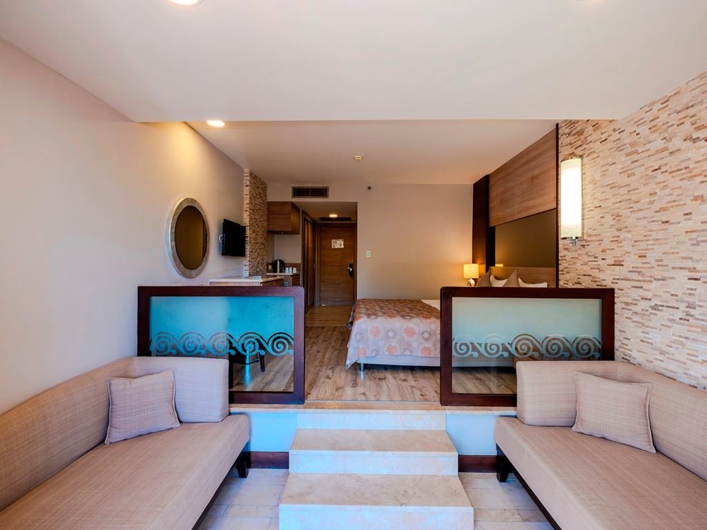 rooms-standard-large-room-with-balcony