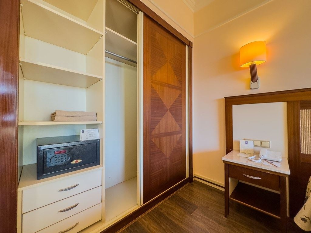 rooms-standard-club-room-with-balcony