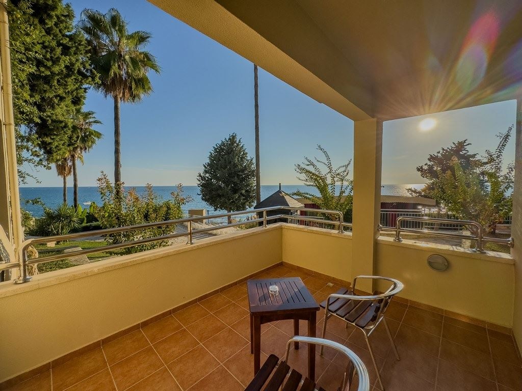 rooms-standard-club-room-with-balcony