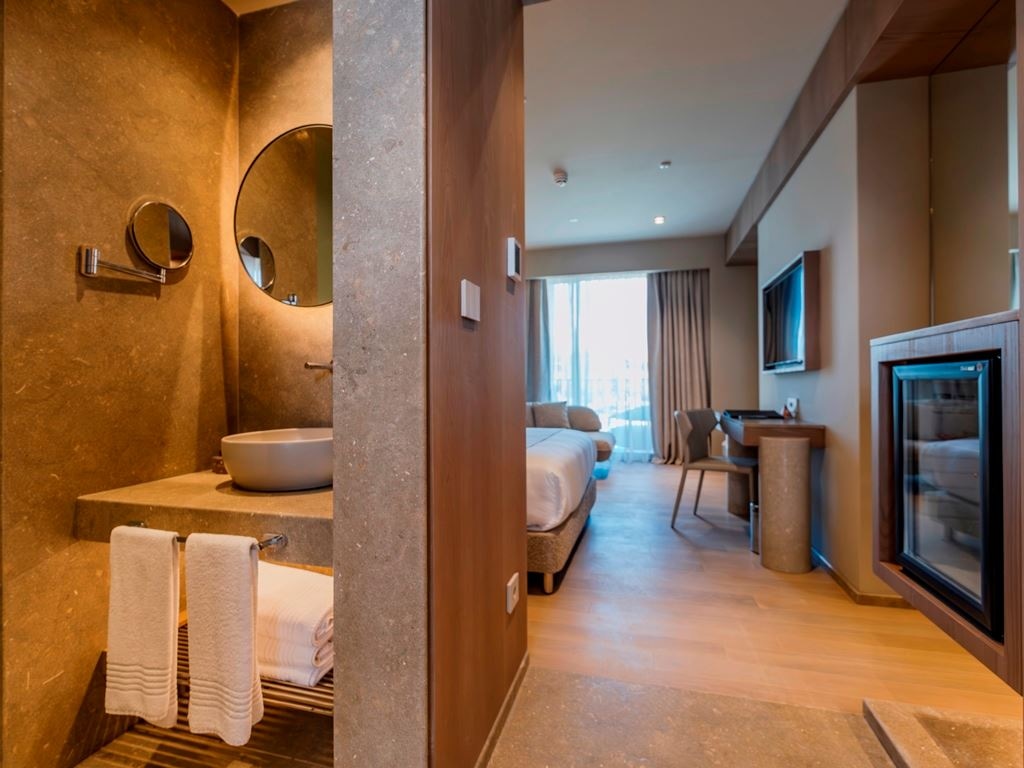 rooms-superior-standard-room-with-balcony