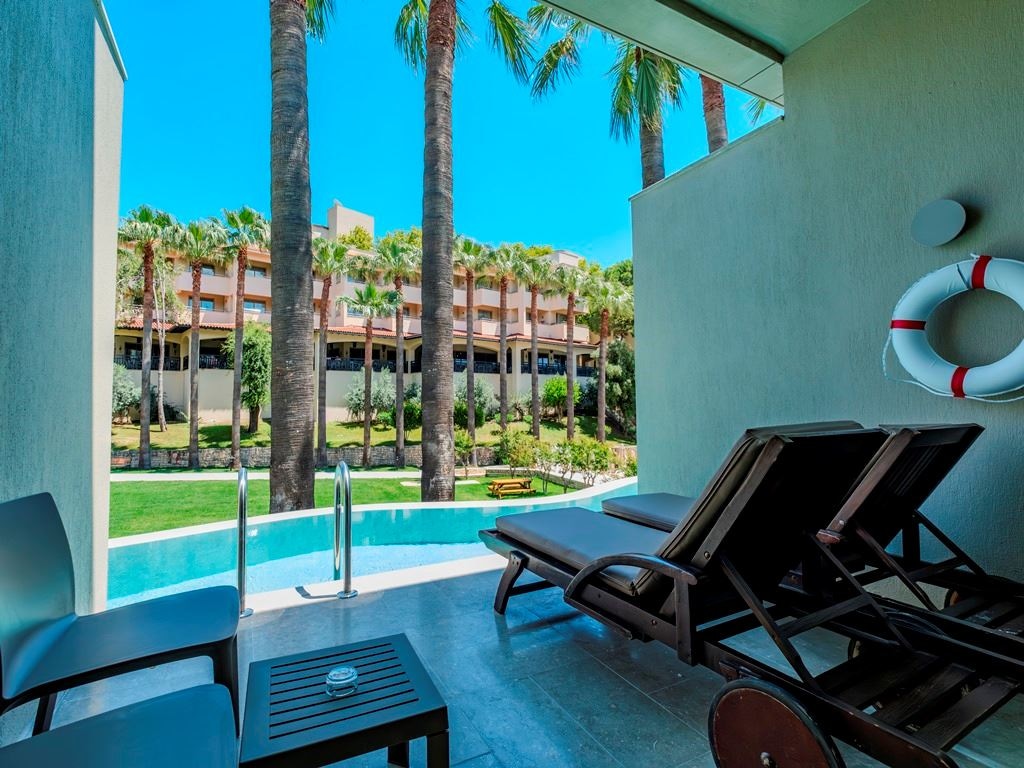 rooms-superior-swim-up-room-with-terrace