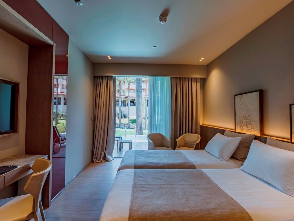 rooms-superior-swim-up-room-with-terrace