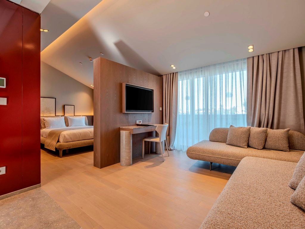 rooms-deluxe-grand-standard-room-with-balcony