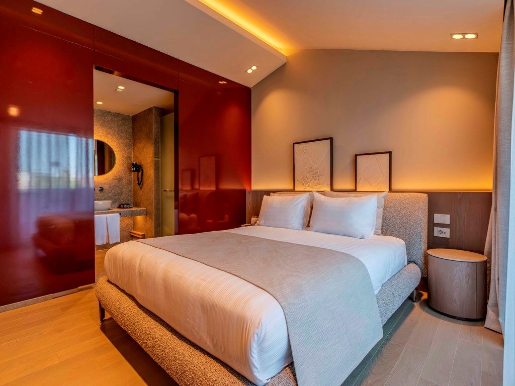 rooms-deluxe-grand-standard-room-with-balcony