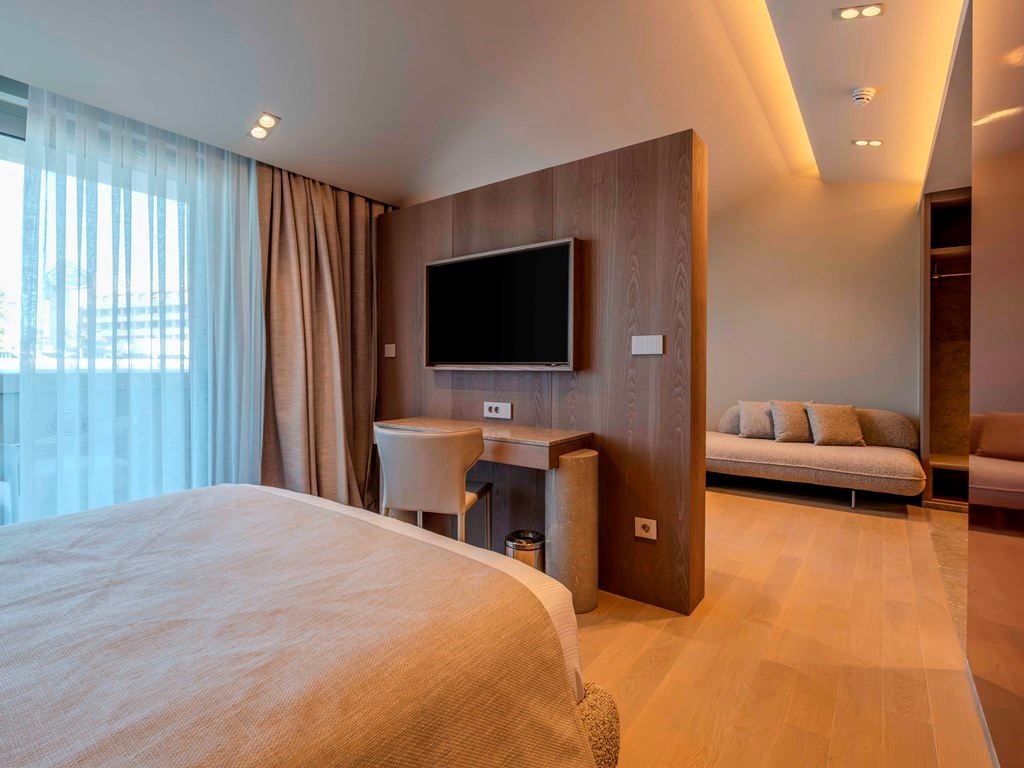 rooms-deluxe-grand-standard-room-with-balcony