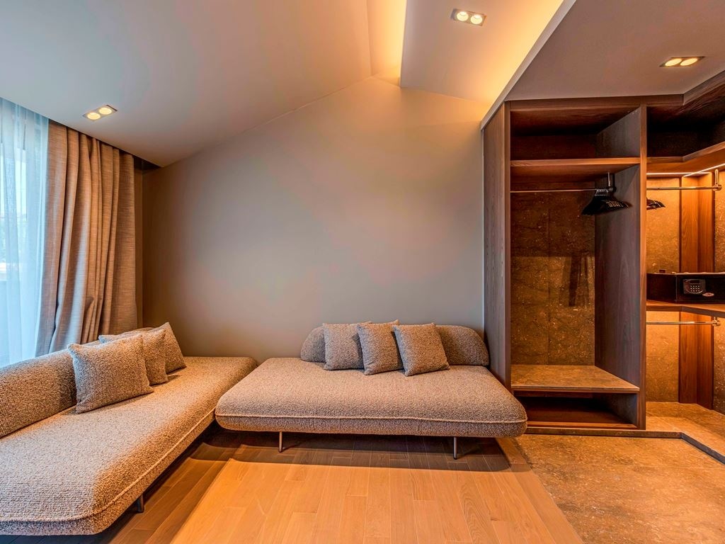 rooms-deluxe-grand-standard-room-with-balcony