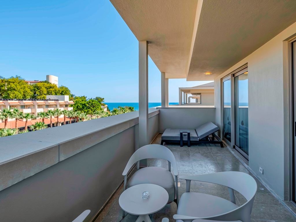 rooms-deluxe-grand-standard-room-with-balcony