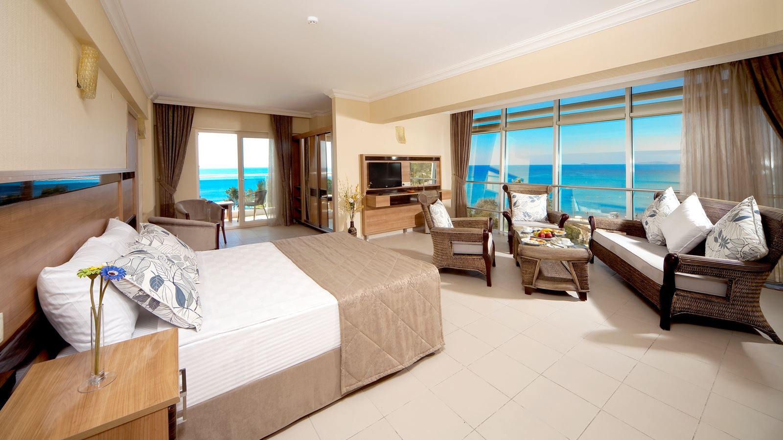 rooms-deluxe-family-room