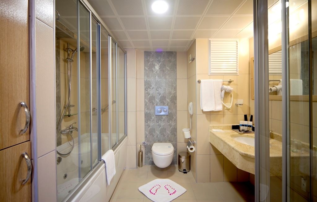 rooms-deluxe-family-room