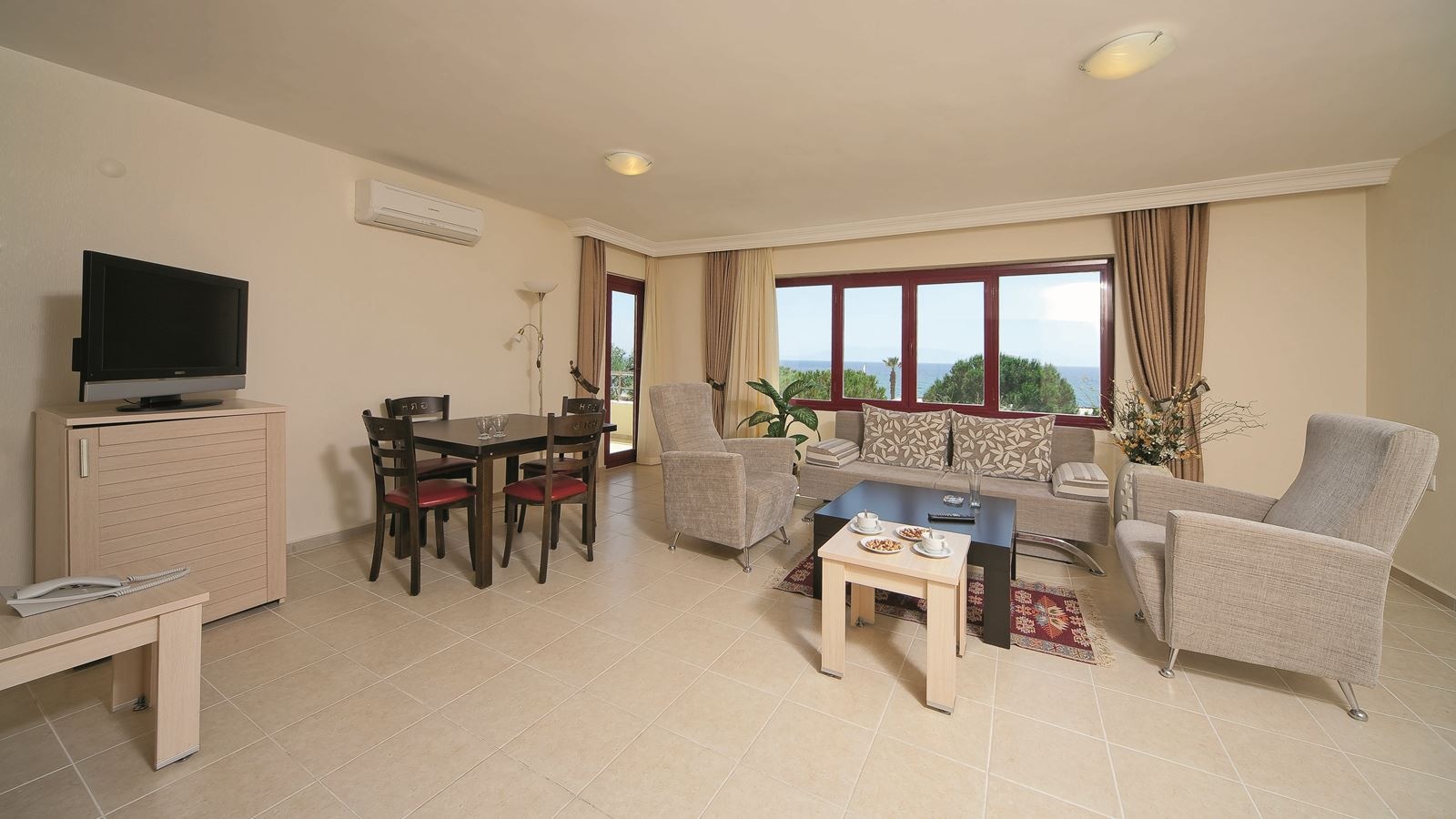 rooms-family-room-garden-wiew