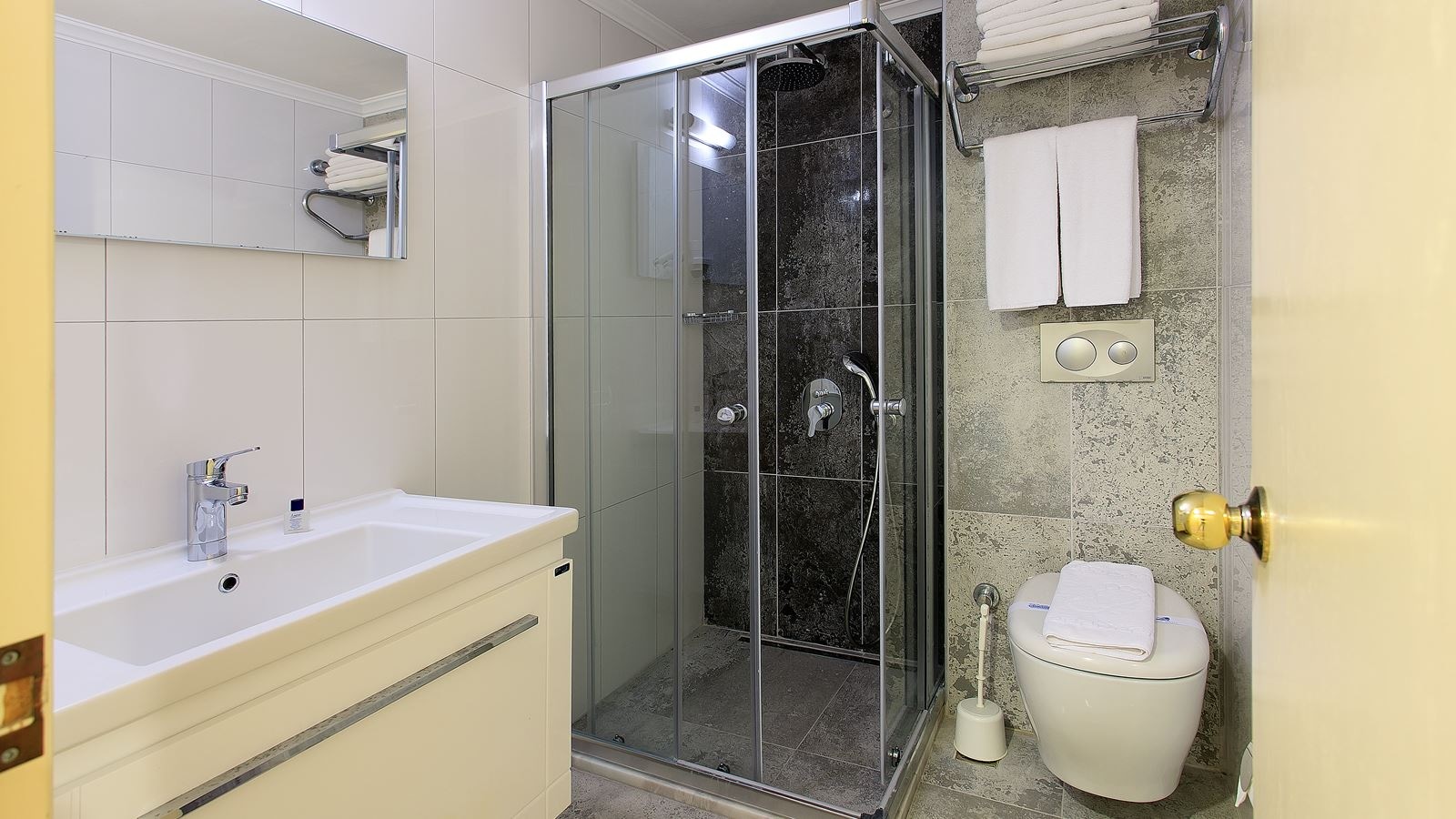 rooms-family-2-bedroom-with-balcony