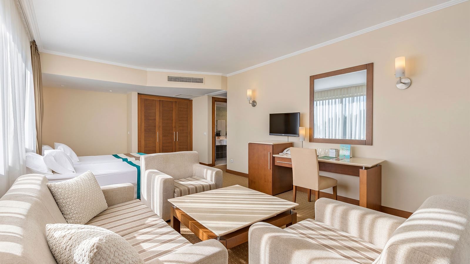 rooms-zeus-suit-room