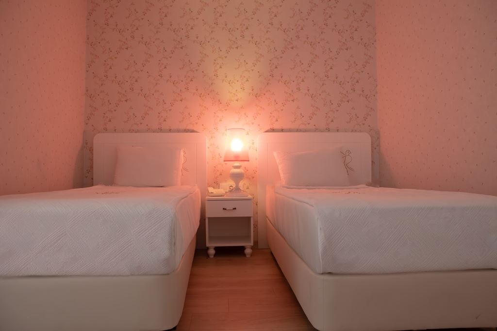 rooms-family-room-land-view