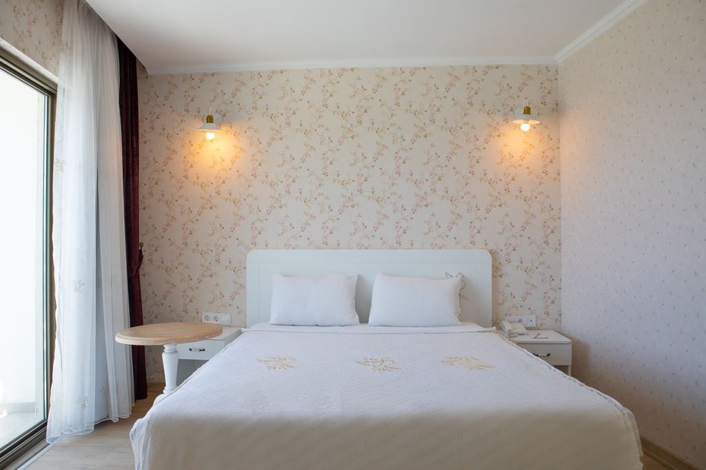 rooms-family-room-land-view