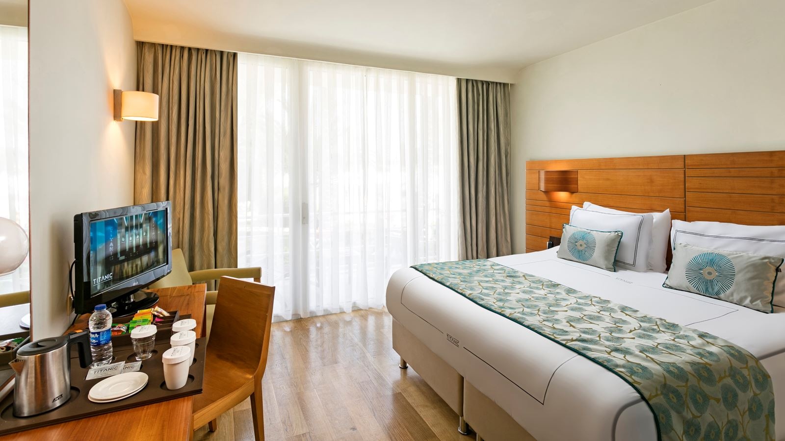 rooms-anex-family-room-garden-view