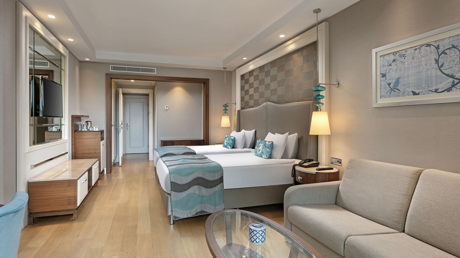 rooms-family-pool-suite-balcony