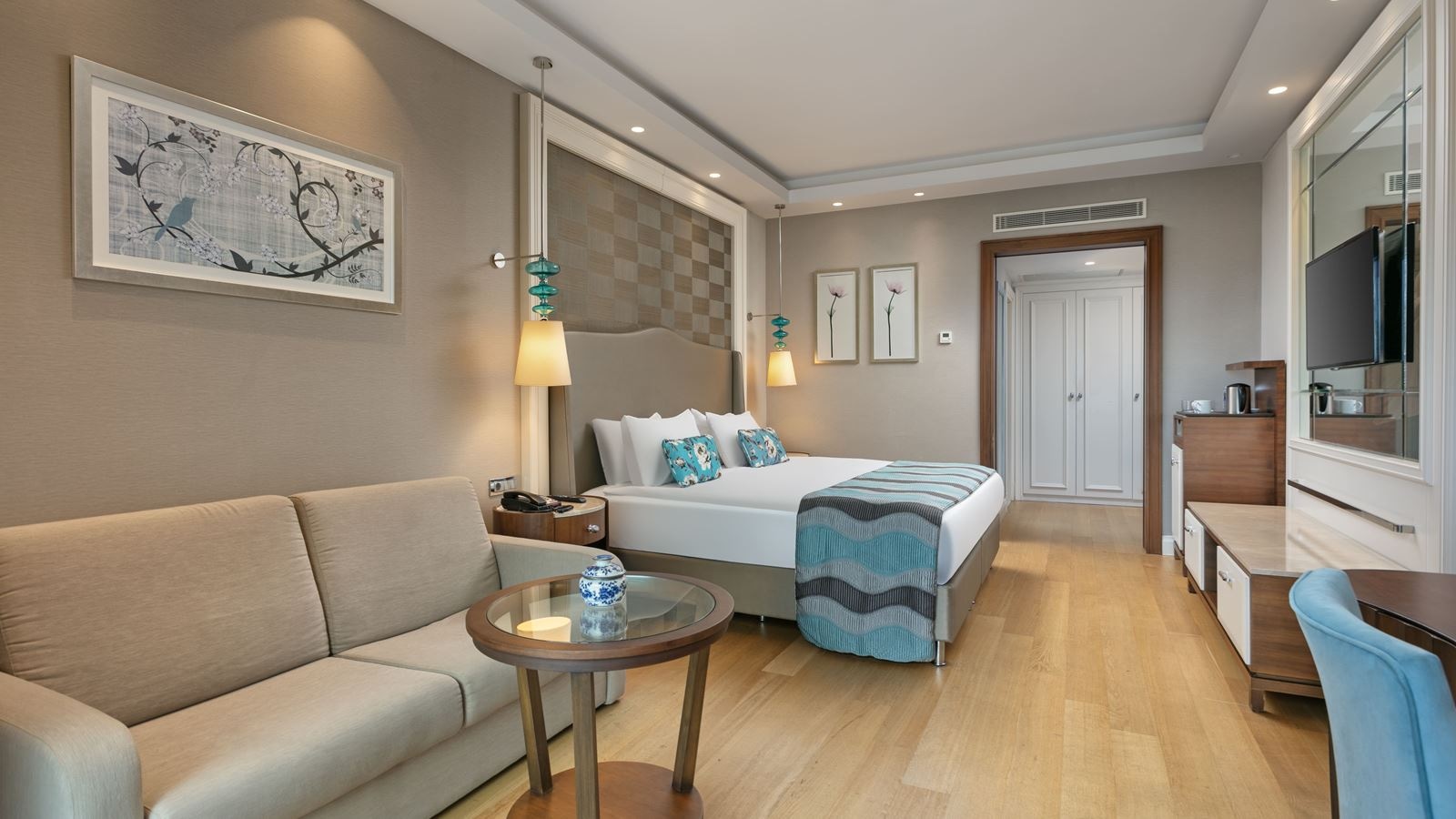 rooms-family-pool-suite-balcony