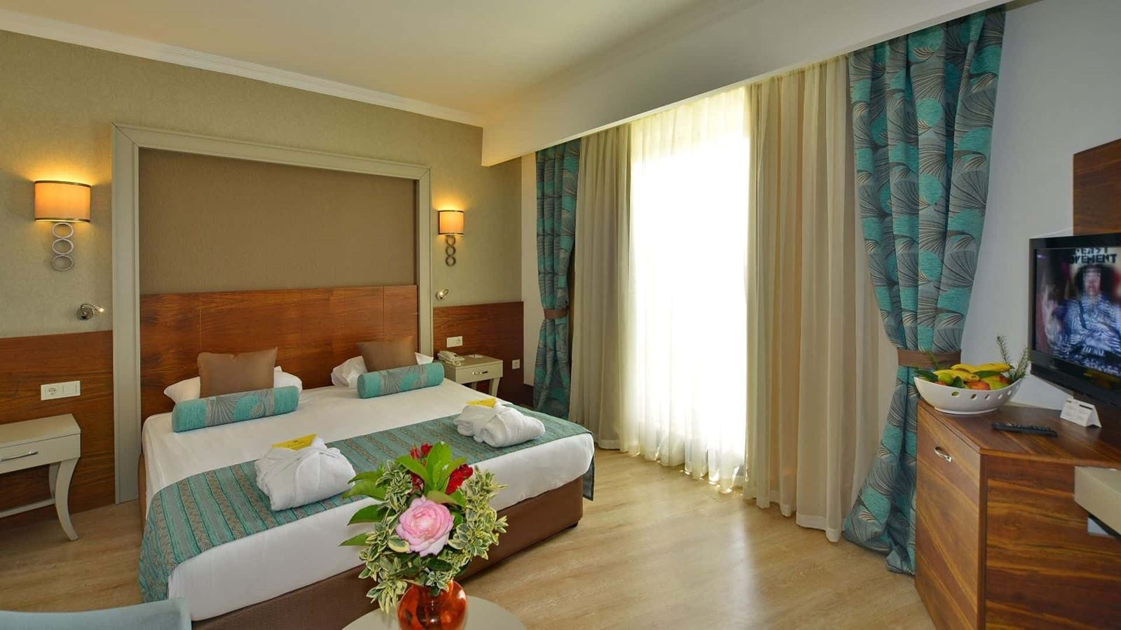 rooms-deluxe-room-pool-view-with-terace