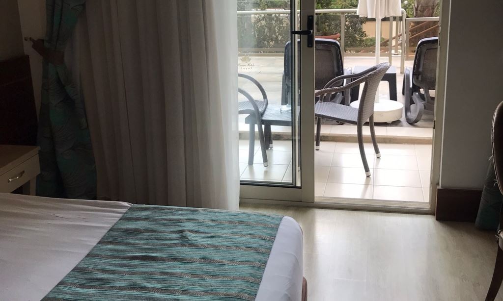 rooms-deluxe-room-pool-view-with-terace