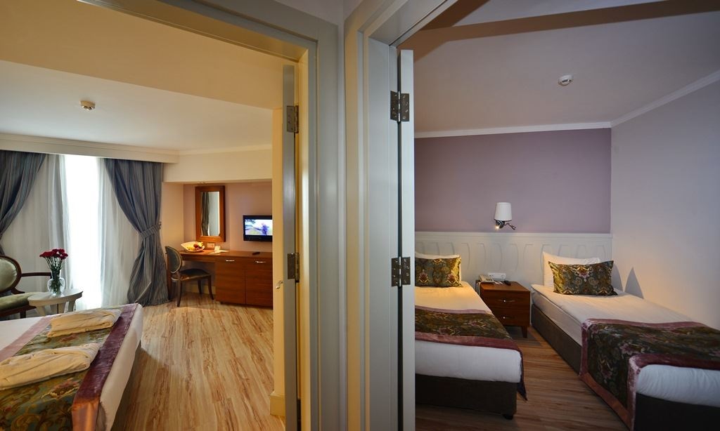 rooms-family-room-land-view