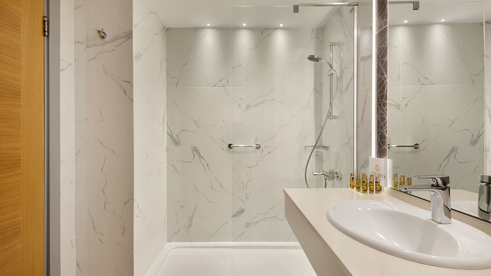 rooms-deluxe-room-garden-view