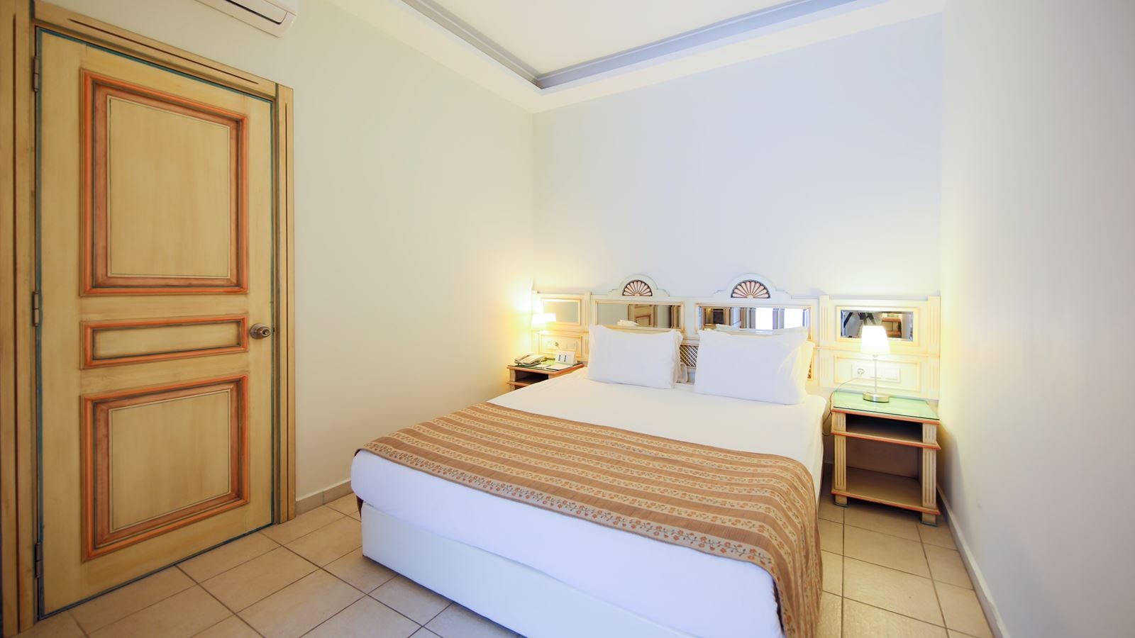 rooms-family-room-garden-view