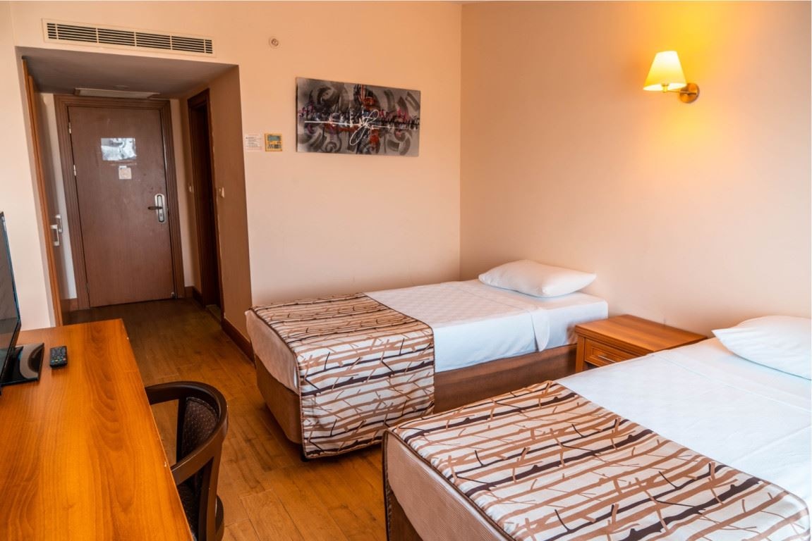 rooms-resort-family-room