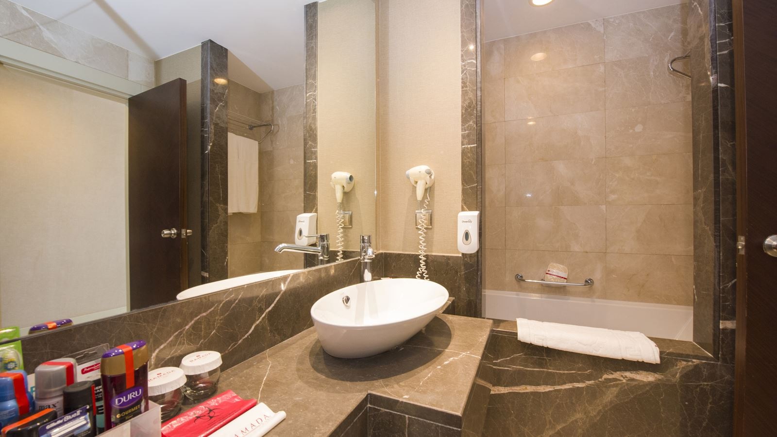 rooms-deluxe-room-side-sea-view-with-balcony