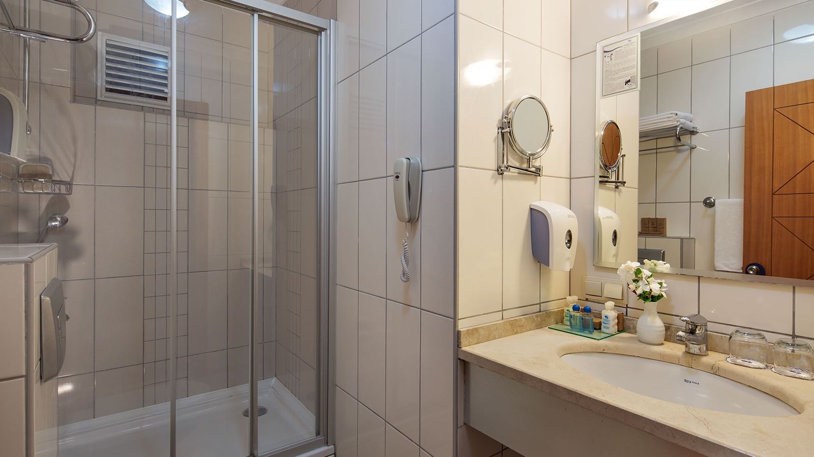 rooms-family-room-land-view