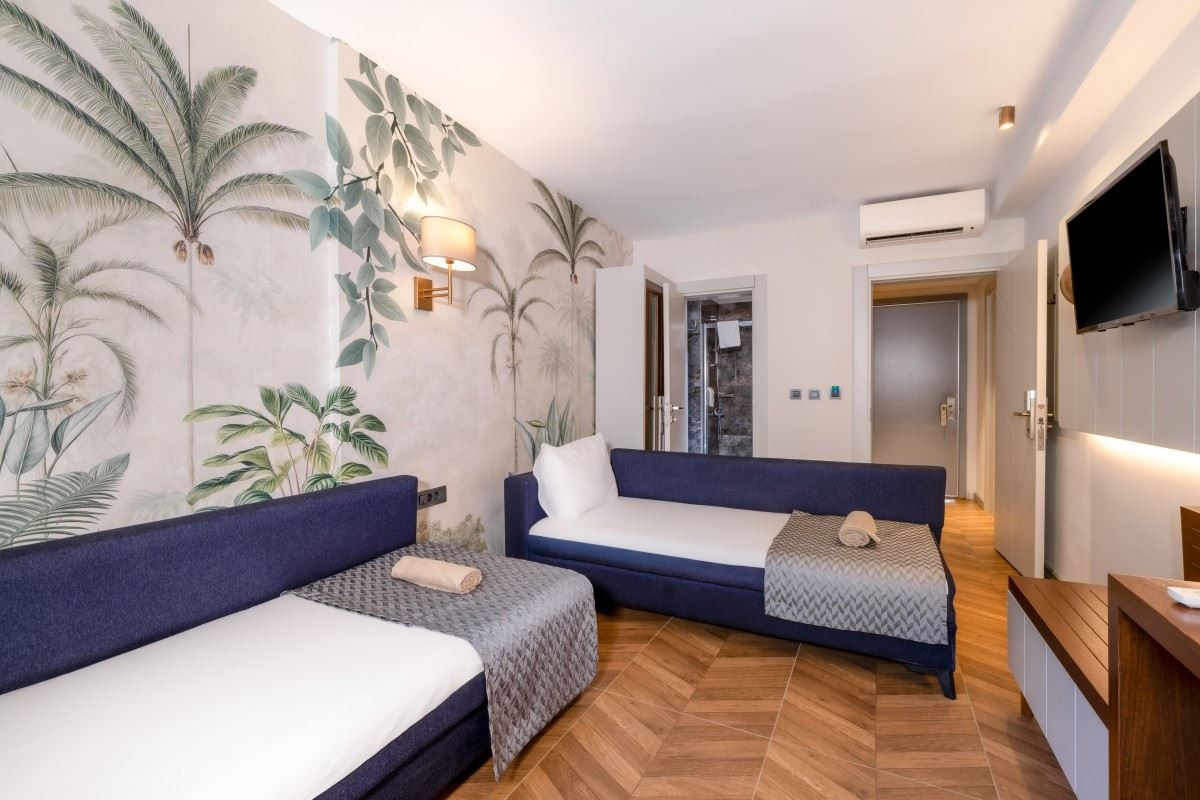 rooms-deluxe-family-room