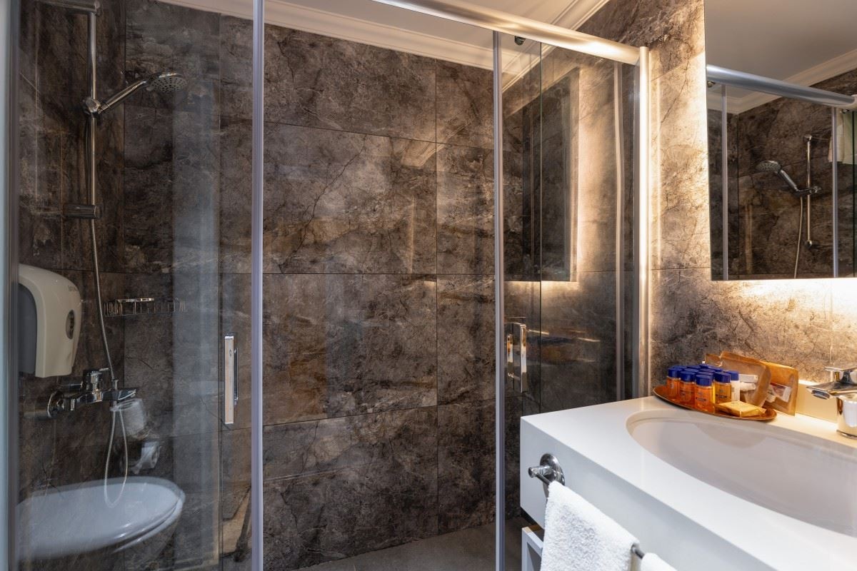 rooms-deluxe-family-room