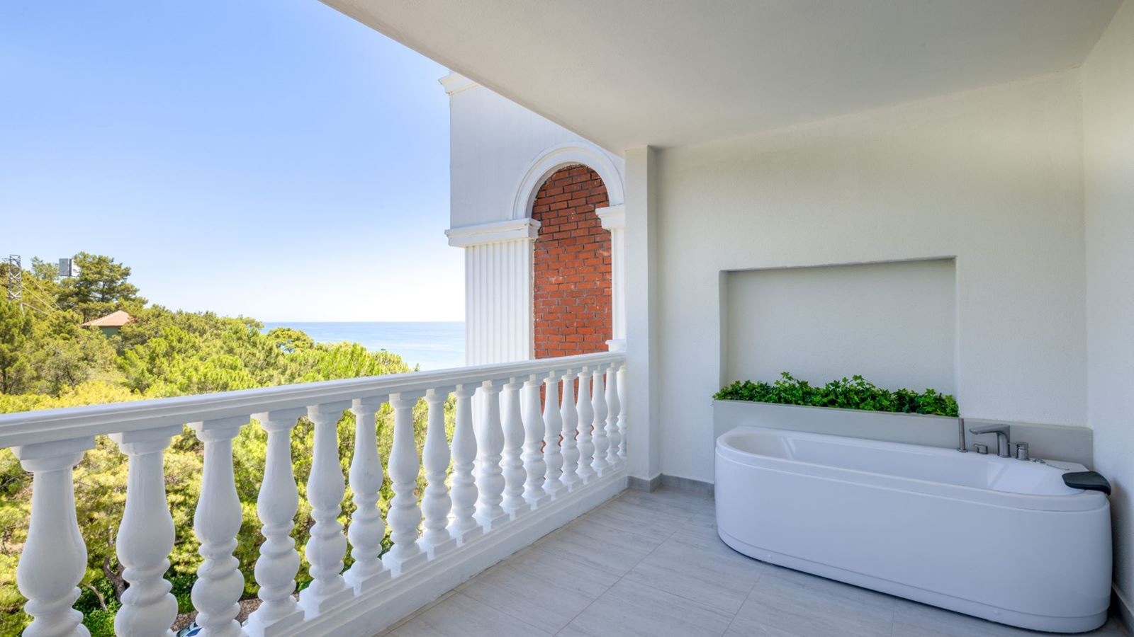 rooms-mare-signature-suite-land-view