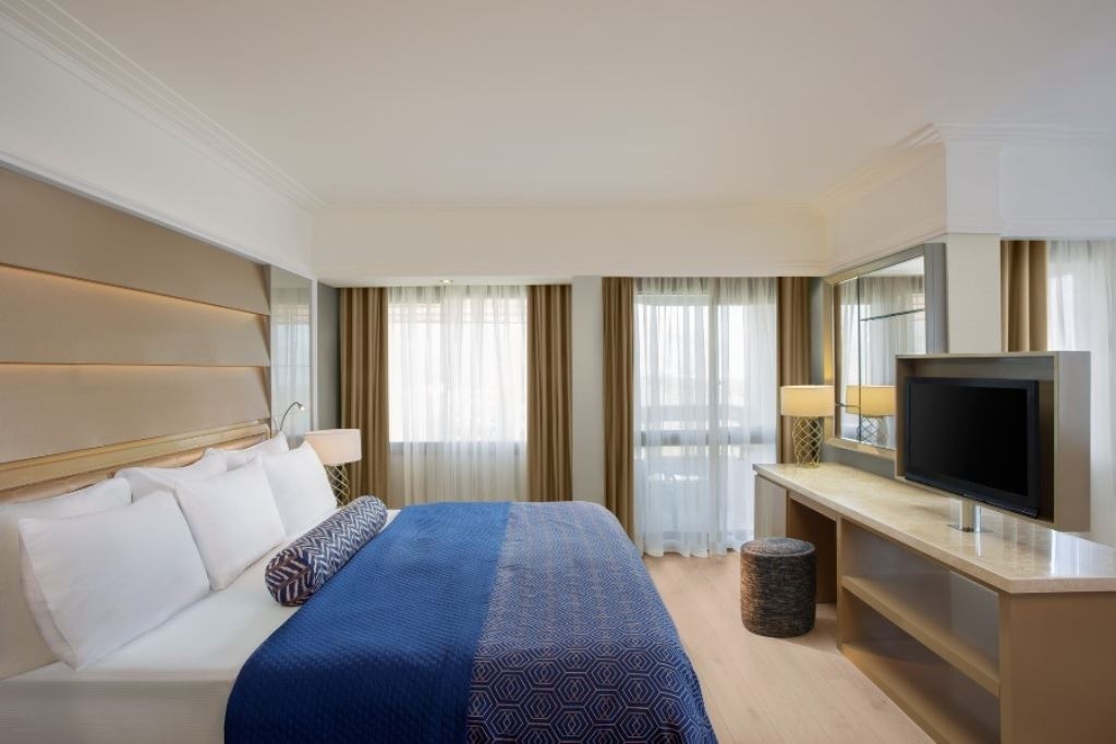 rooms-junior-suite-land-view