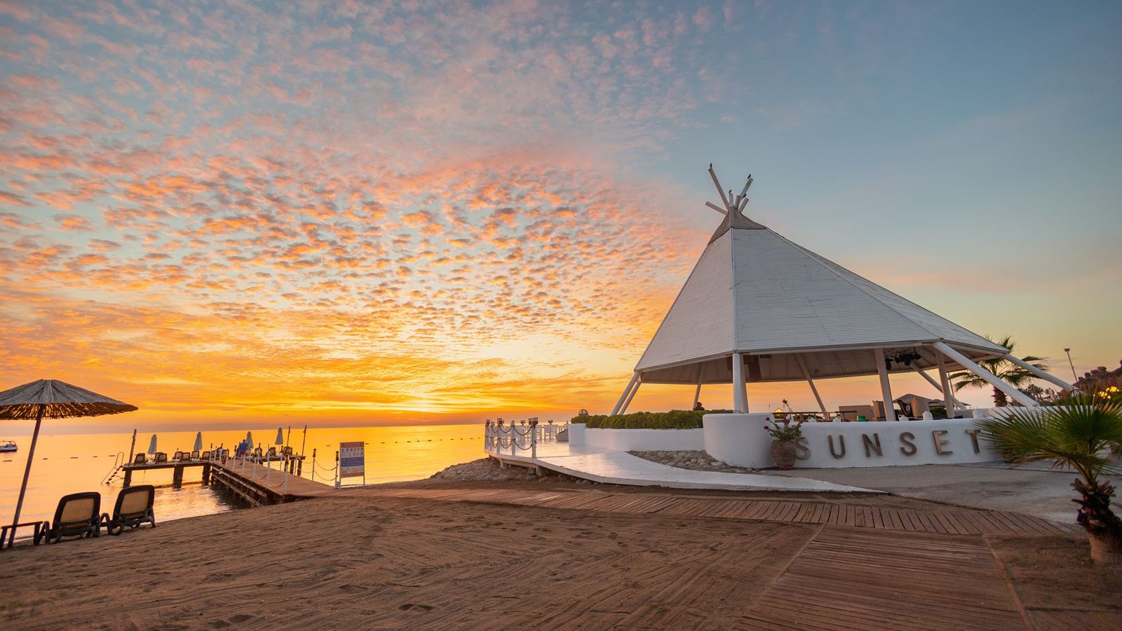 bars-sunset-beach-club-bar