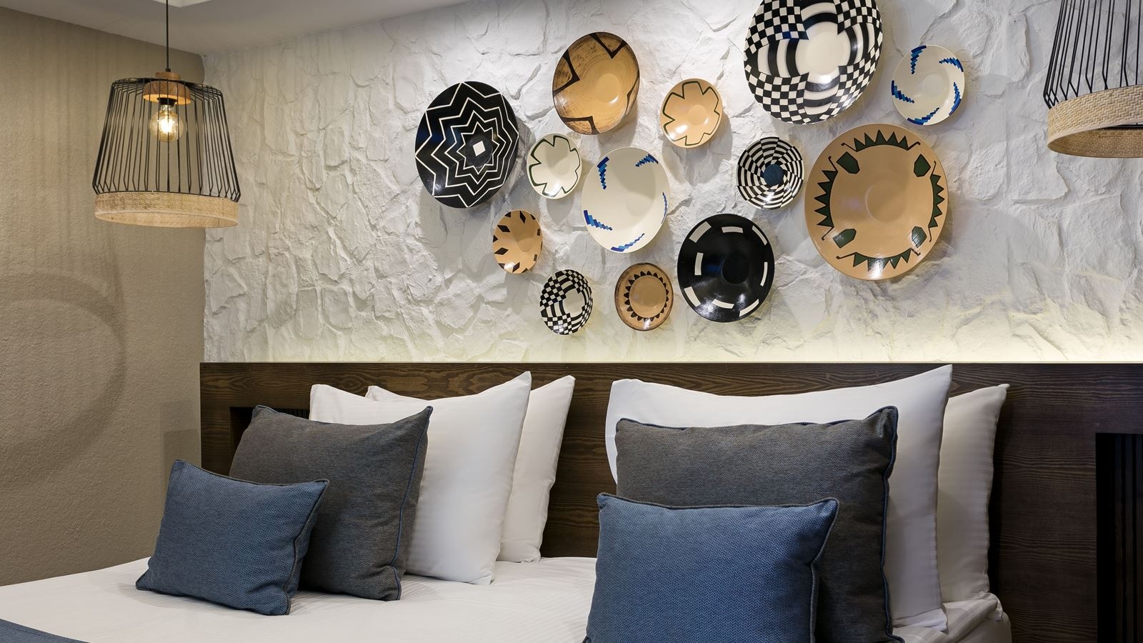 rooms-family-pool-house-upper-floor