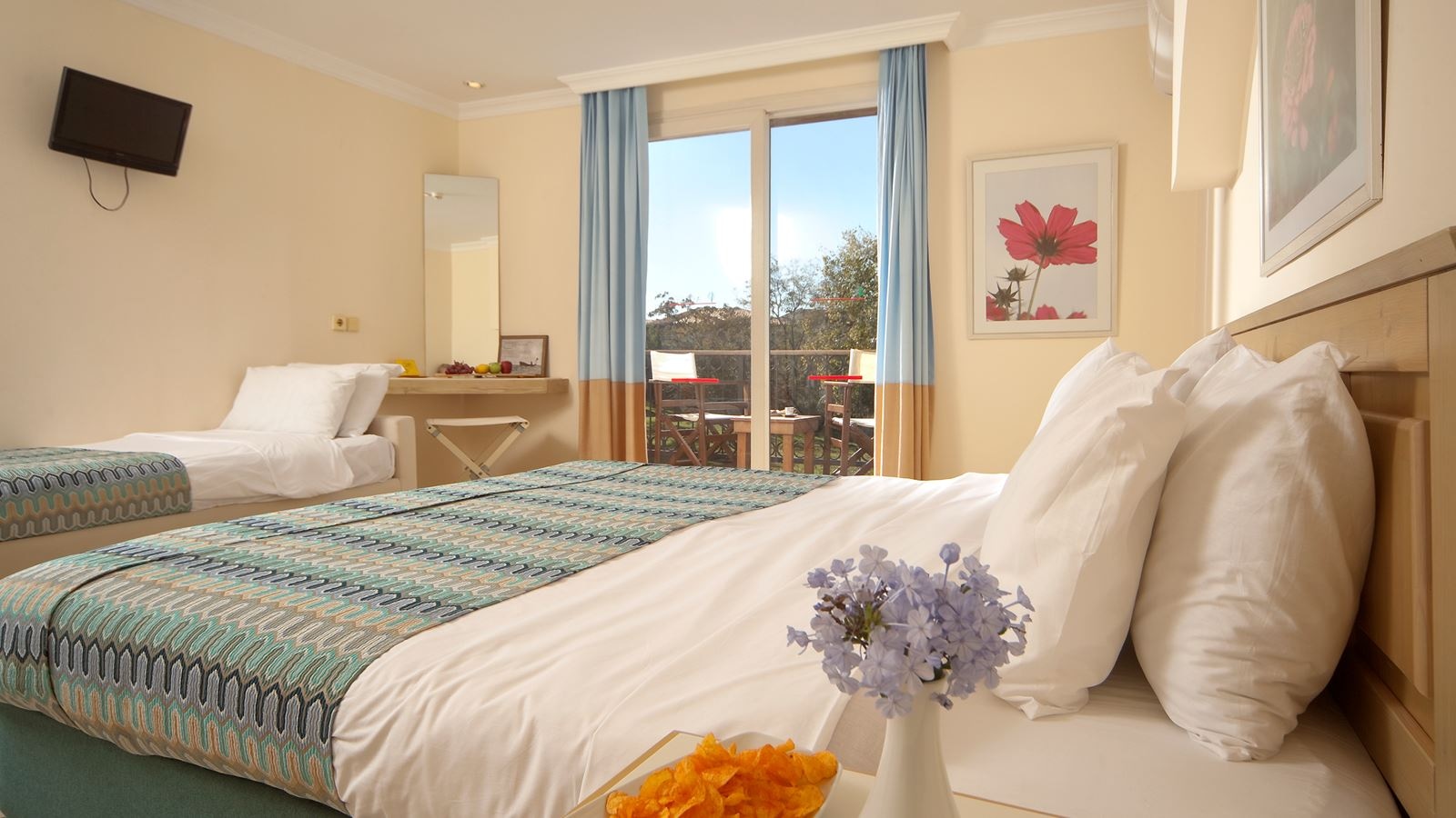 rooms-family-room-land-view