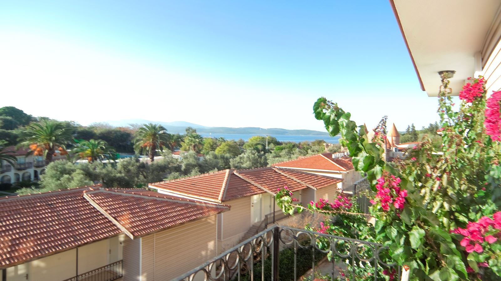 rooms-family-room-side-sea-view