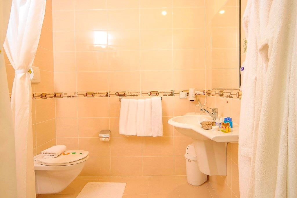 rooms-family-room-pool-view