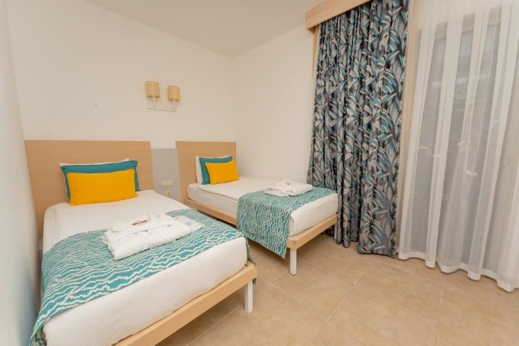 rooms-lake-house-upper-room