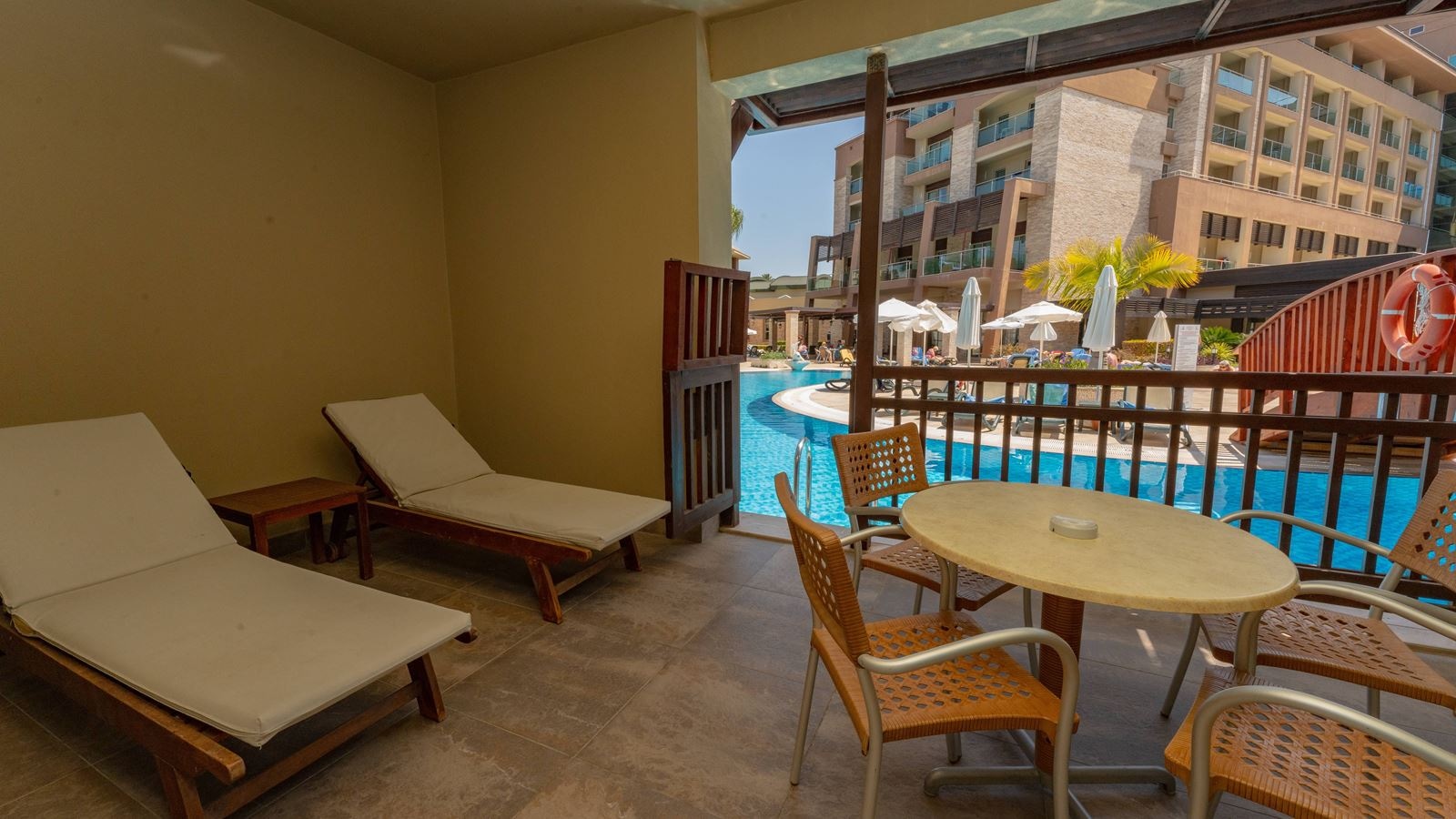 rooms-lake-house-pool-access-room