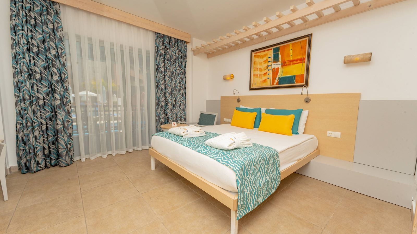 rooms-lake-house-pool-access-room