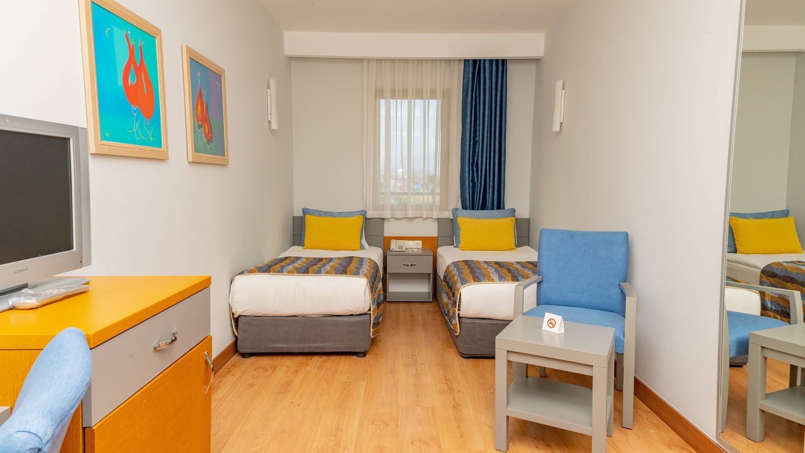 rooms-family-land-view-room