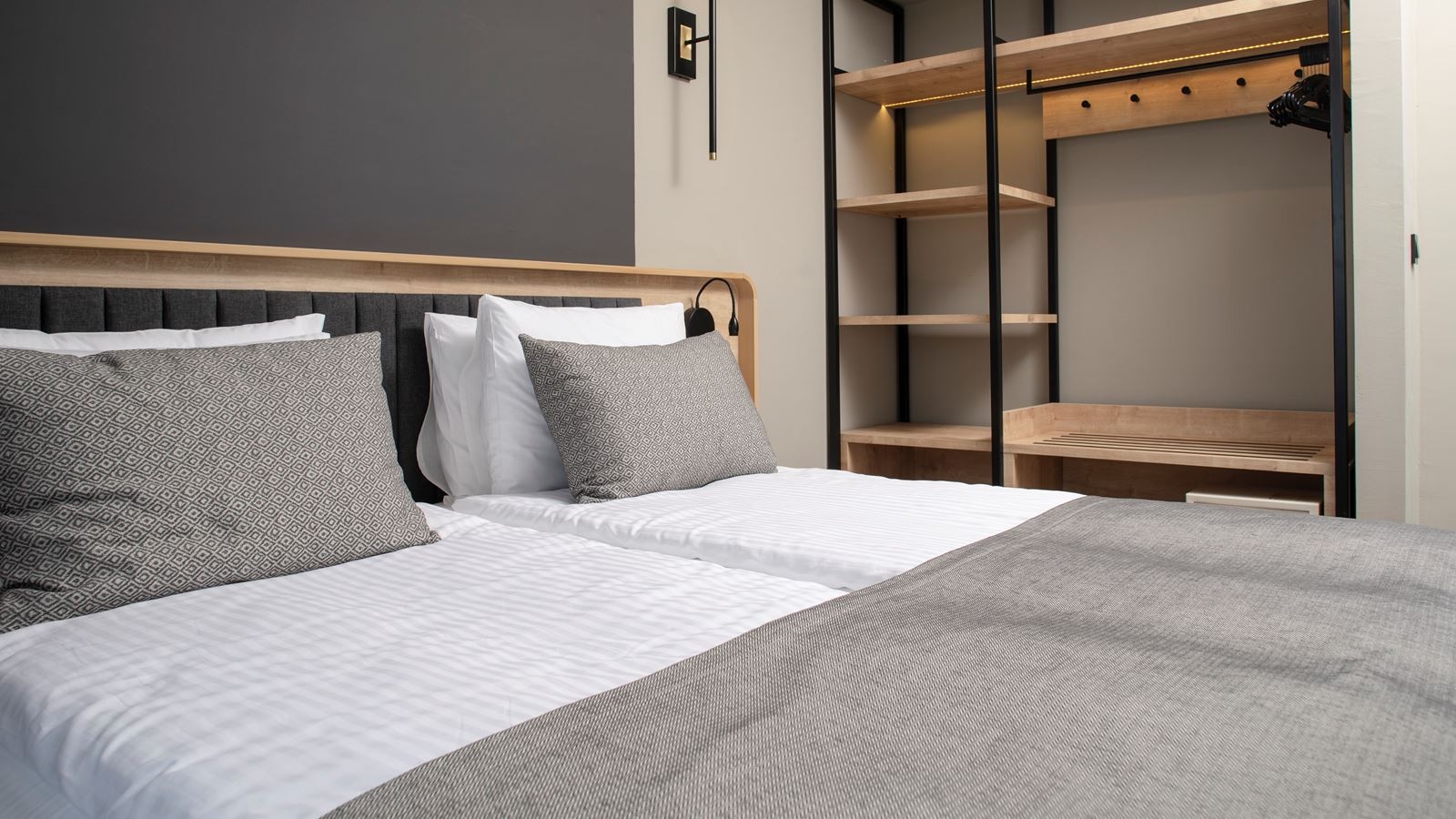 rooms-comfort-1-bedroom-land-view