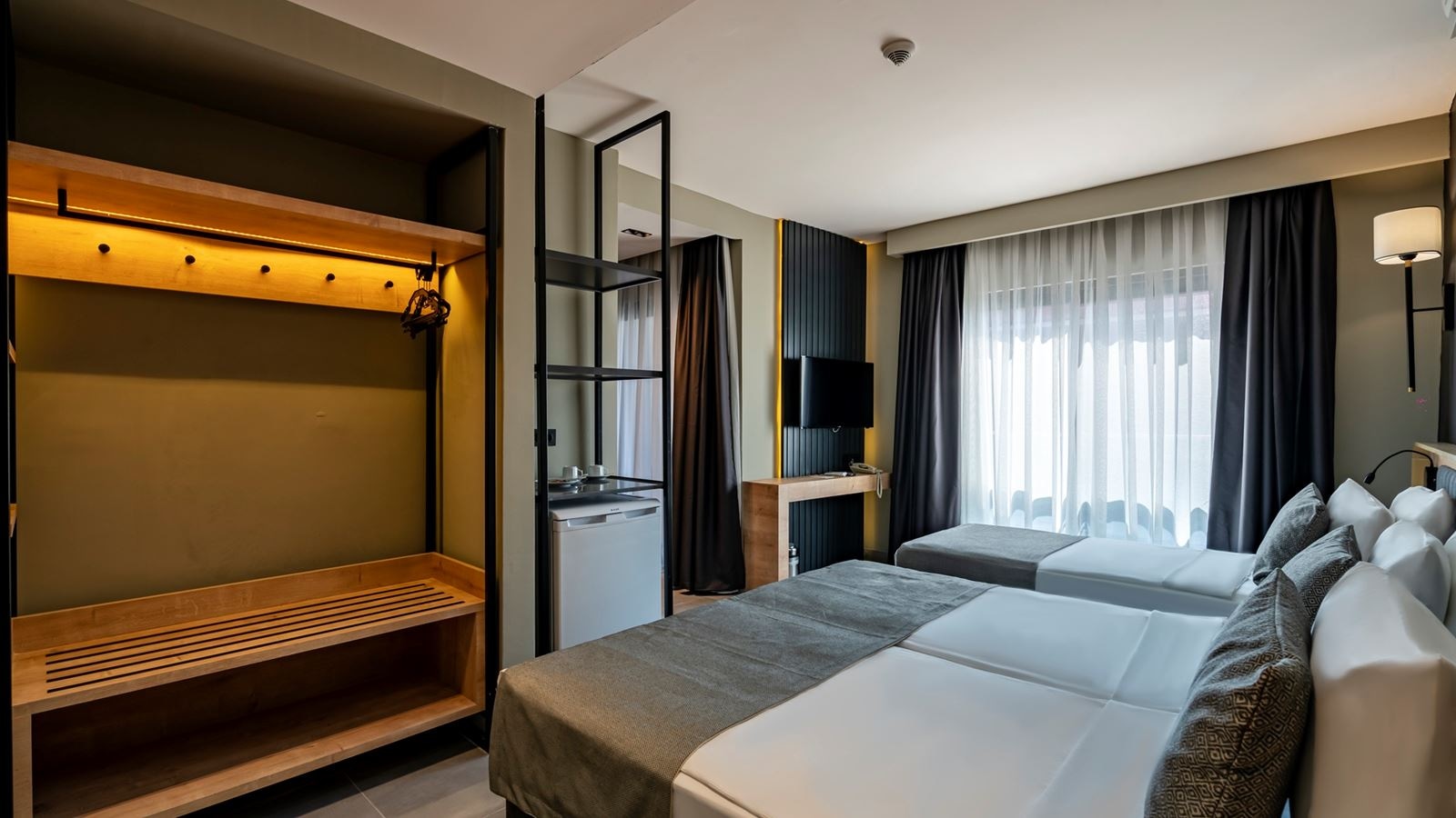 rooms-standard-family-room-land-view