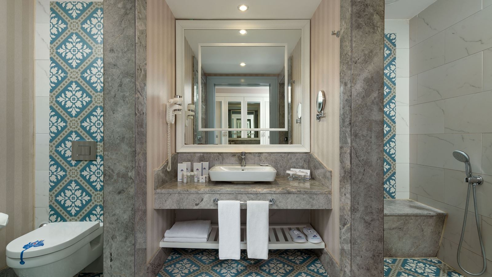 rooms-deluxe-room-land-view