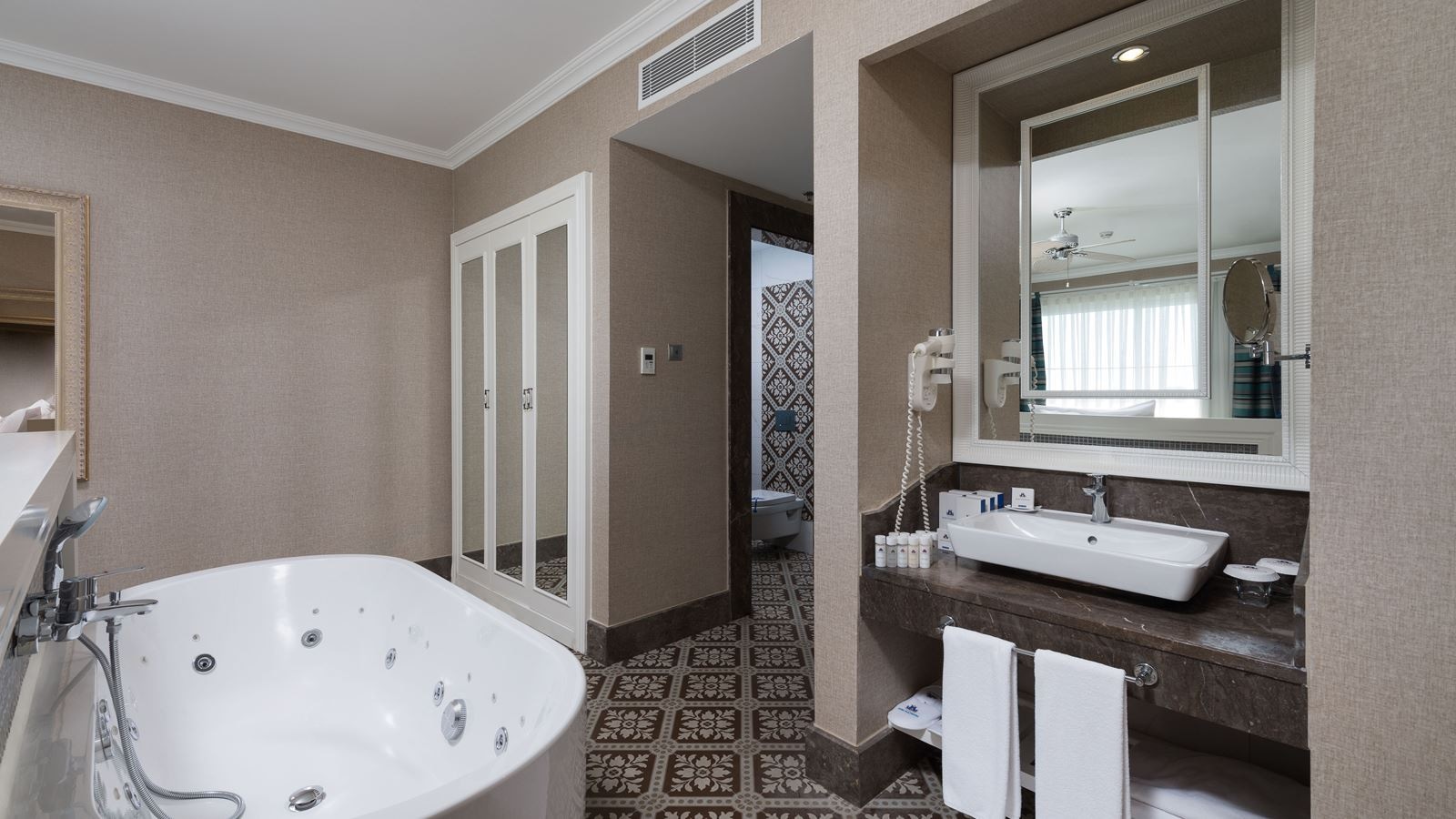 rooms-superior-room-with-jakuzzi