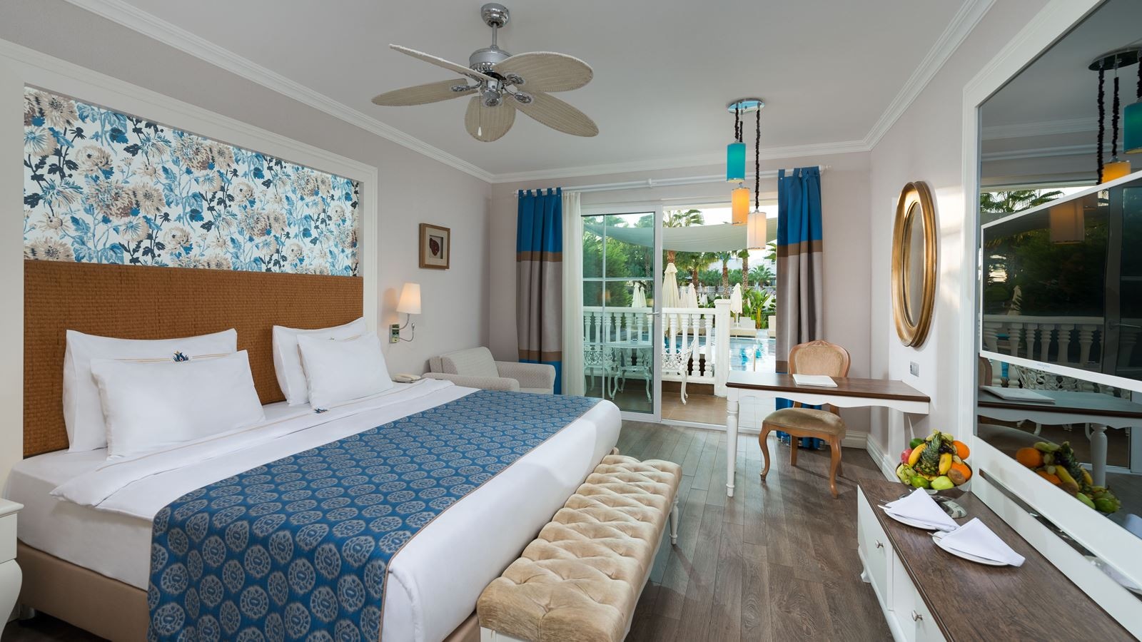 rooms-deluxe-pool-room