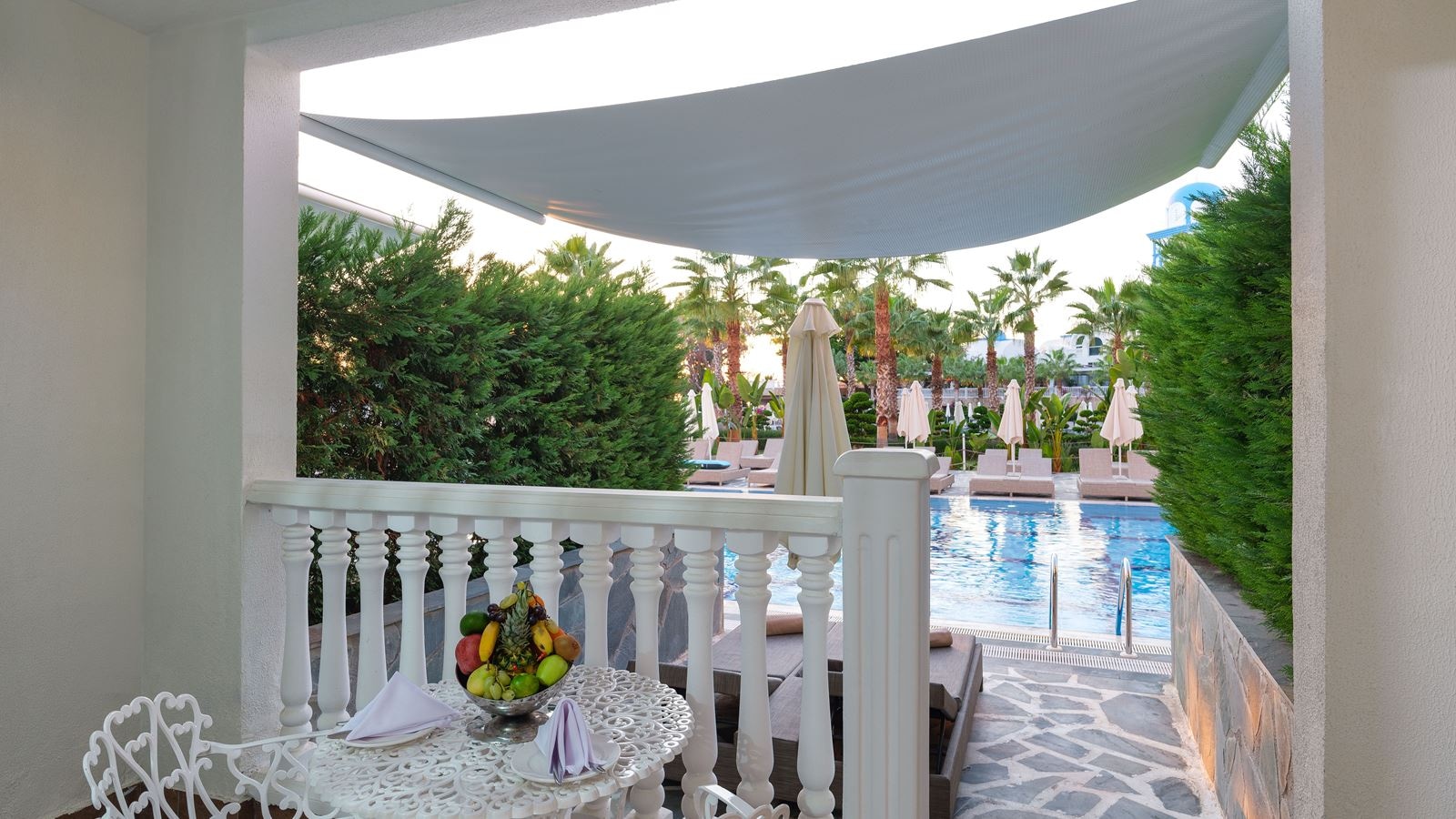 rooms-deluxe-pool-room