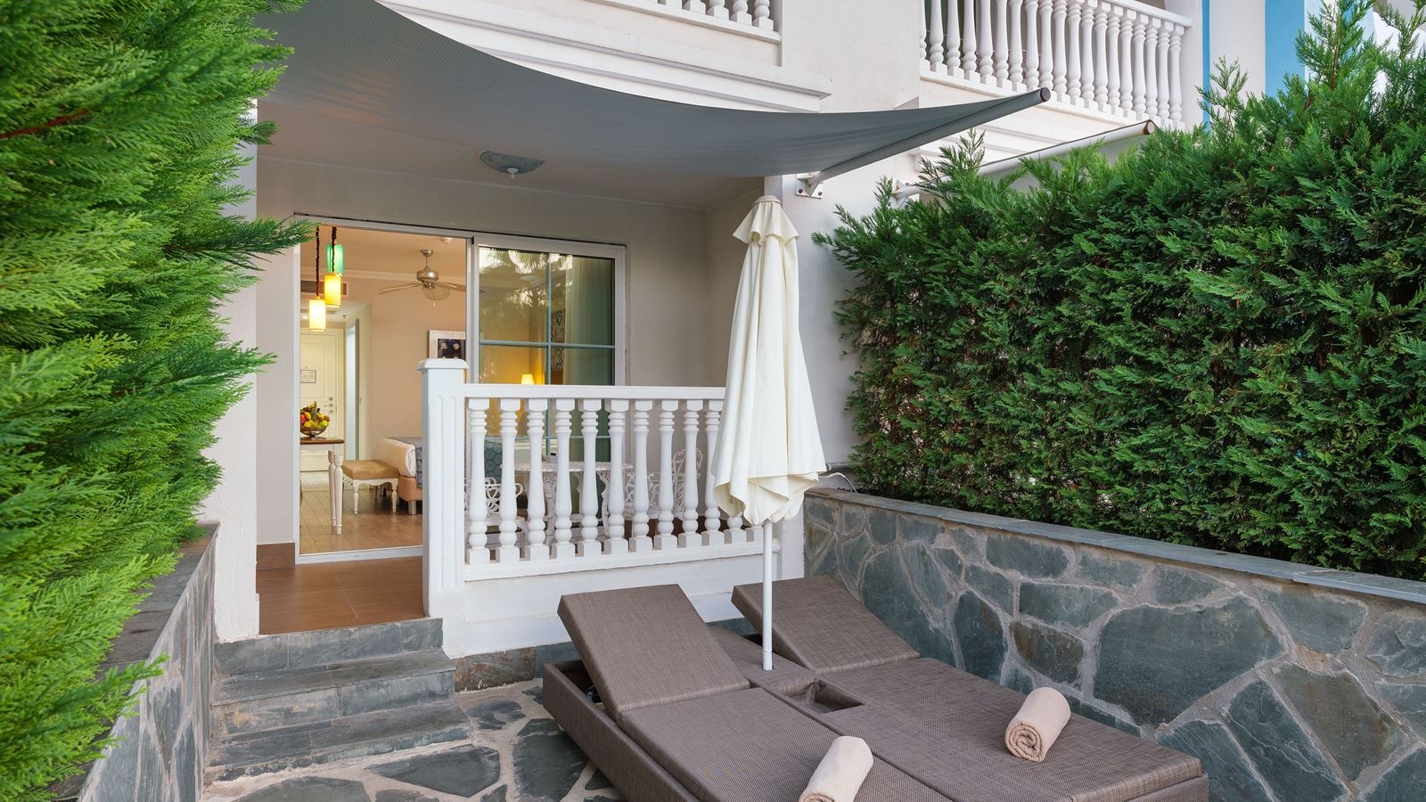 rooms-deluxe-pool-room