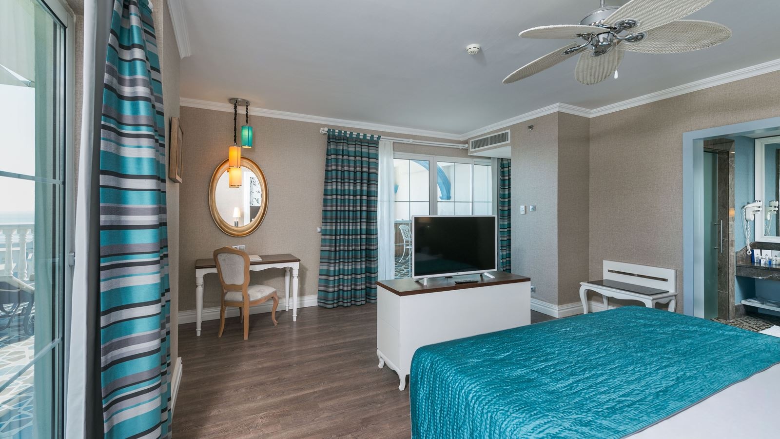 rooms-king-suite-land-view